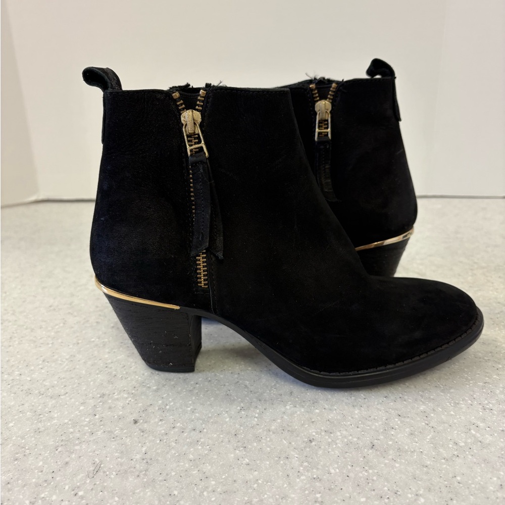 Steve Madden Black Leather
Heeled Ankle Booties Size 7.5M Women's